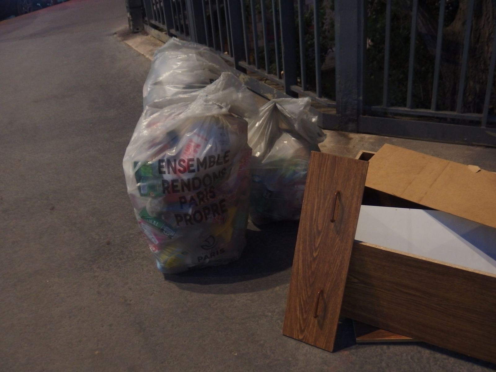 Bagged waste marked 'Ensemble Rendons Paris Propre' ready for collection